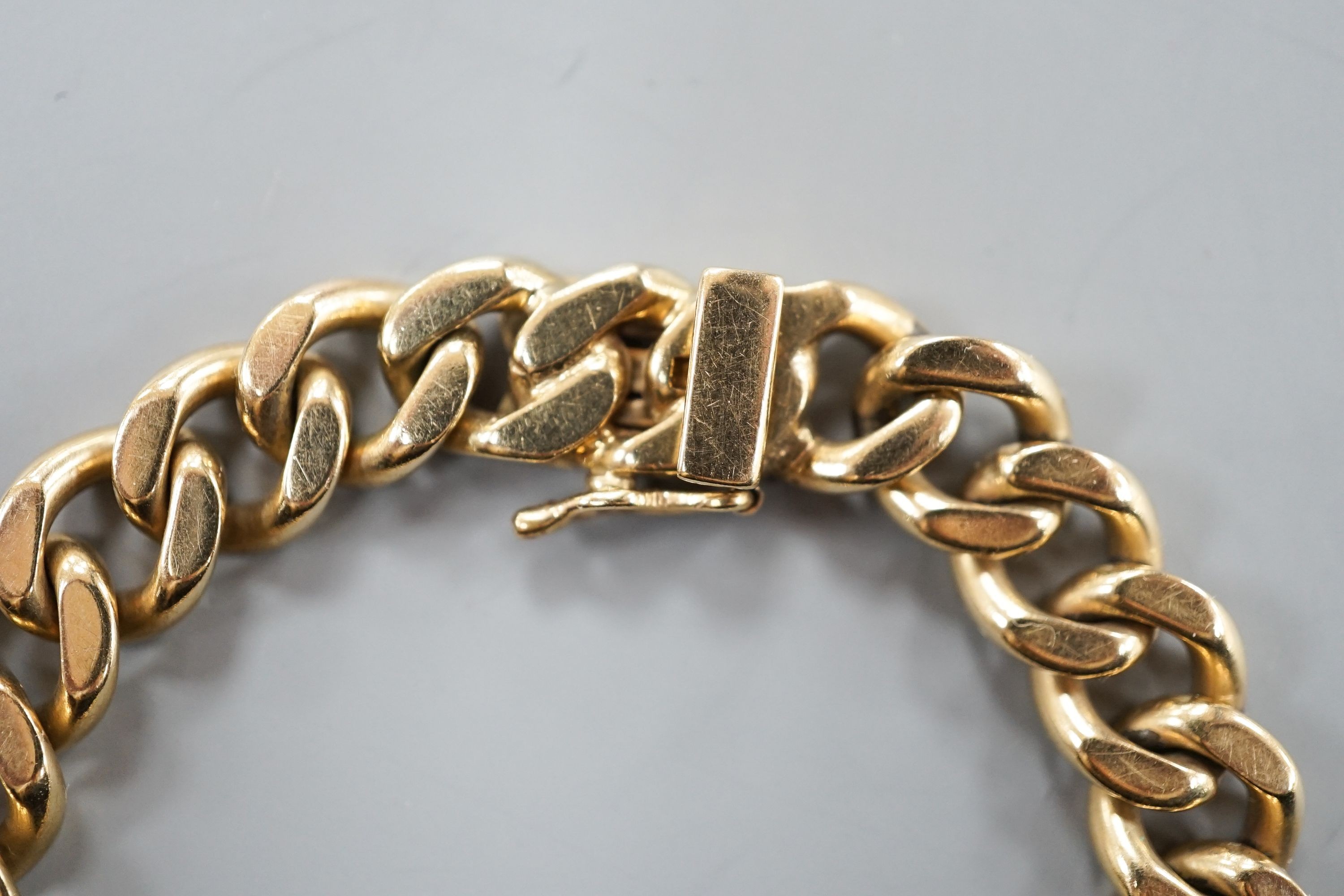 A 9ct curb link bracelet, 17.7cm, 33.4 grams.